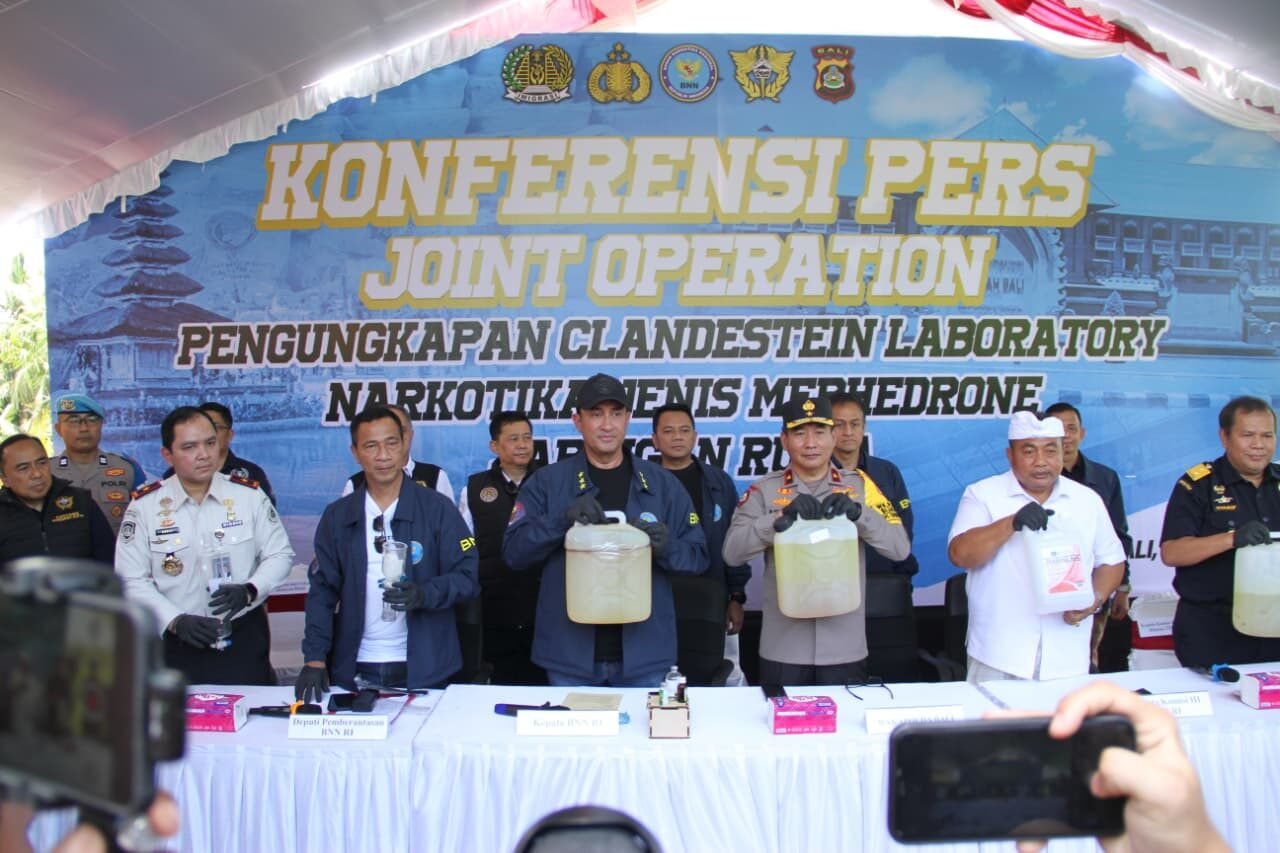 UNGKAP CLANDESTINE LABORATORY DI BALI, BNN AMANKAN DUA WN RUSIA